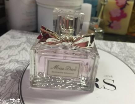 花香型香水適合什么年齡 宛在花叢中 花香型香水適合什么年齡 宛在花叢中