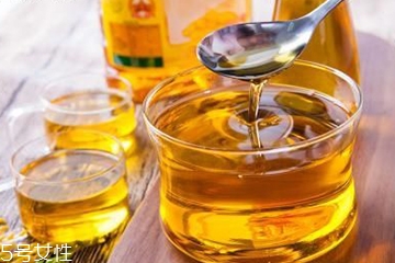 芝麻油是麻油嗎 都是香油的別稱 芝麻油是麻油嗎 都是香油的別稱