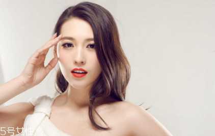 長(zhǎng)痘痘可以涂防曬霜嗎 適合痘痘肌的防曬 長(zhǎng)痘痘可以涂防曬霜嗎 適合痘痘肌的防曬