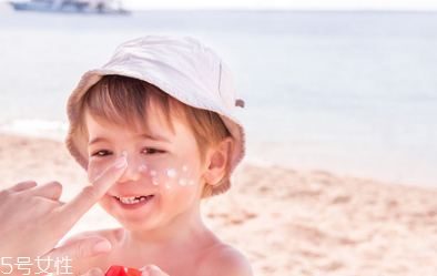 長(zhǎng)痘痘可以涂防曬霜嗎 適合痘痘肌的防曬 長(zhǎng)痘痘可以涂防曬霜嗎 適合痘痘肌的防曬