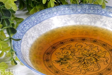 芝麻油和花生油的區(qū)別 用法不同 芝麻油和花生油的區(qū)別 用法不同