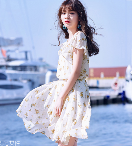 圓臉適合什么連衣裙 漫步在夏日清風(fēng)中 圓臉適合什么連衣裙 漫步在夏日清風(fēng)中