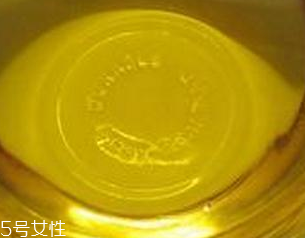 茶油和芝麻油的區(qū)別 區(qū)別大了 茶油和芝麻油的區(qū)別 區(qū)別大了
