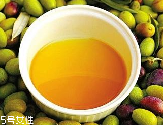 茶油和橄欖油哪個(gè)好 茶油功效好過(guò)橄欖油 茶油和橄欖油哪個(gè)好 茶油功效好過(guò)橄欖油
