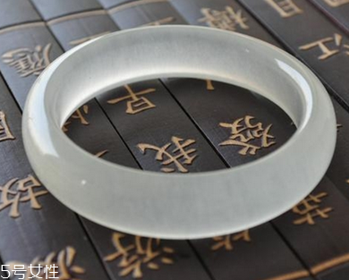 藍(lán)田玉手鐲一般多少錢 性價比很高的飾品 藍(lán)田玉手鐲一般多少錢 性價比很高的飾品