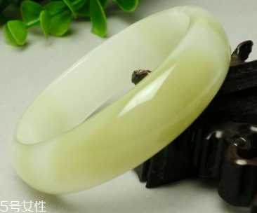 藍(lán)田玉手鐲一般多少錢 性價比很高的飾品 藍(lán)田玉手鐲一般多少錢 性價比很高的飾品