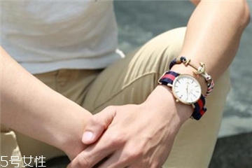 kjp手鏈怎么繞 時(shí)髦混搭新技巧 kjp手鏈怎么繞 時(shí)髦混搭新技巧