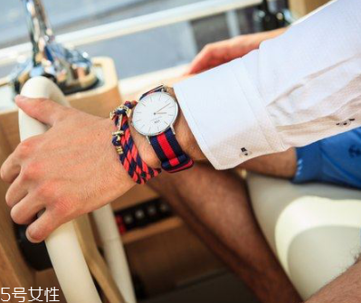 kjp手鏈怎么繞 時(shí)髦混搭新技巧 kjp手鏈怎么繞 時(shí)髦混搭新技巧