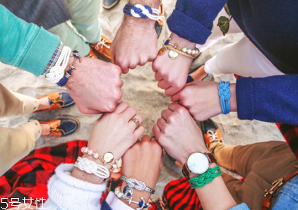 kjp手鏈怎么繞 時(shí)髦混搭新技巧 kjp手鏈怎么繞 時(shí)髦混搭新技巧