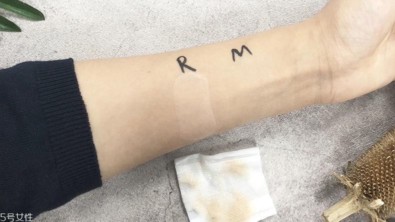 露華濃粉底液和mistine哪個好 2款平價好貨pk 露華濃粉底液和mistine哪個好 2款平價好貨pk