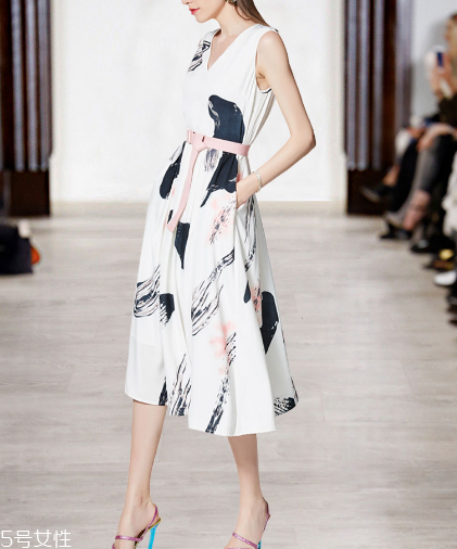 a字連衣裙怎么搭配 幫你重塑好身姿 a字連衣裙怎么搭配 幫你重塑好身姿
