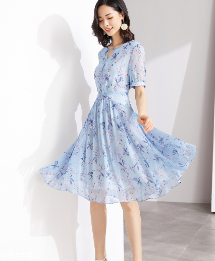 a字連衣裙怎么搭配 幫你重塑好身姿 a字連衣裙怎么搭配 幫你重塑好身姿