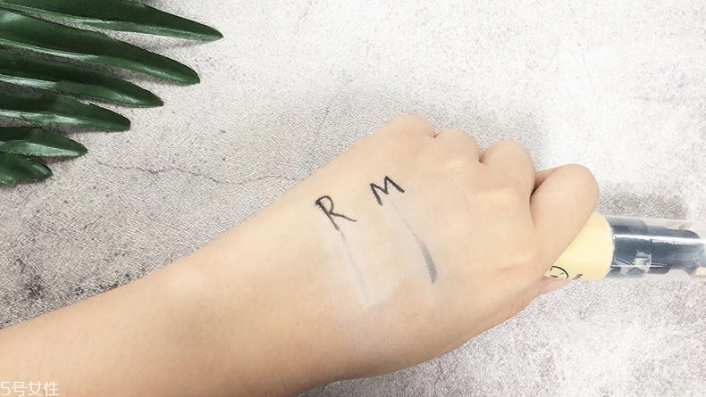 露華濃粉底液和mistine哪個好 2款平價好貨pk 露華濃粉底液和mistine哪個好 2款平價好貨pk