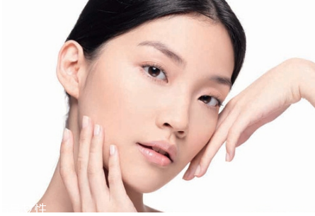 粉底液涂多少合適 粉底液的用量要因人而異 粉底液涂多少合適 粉底液的用量要因人而異