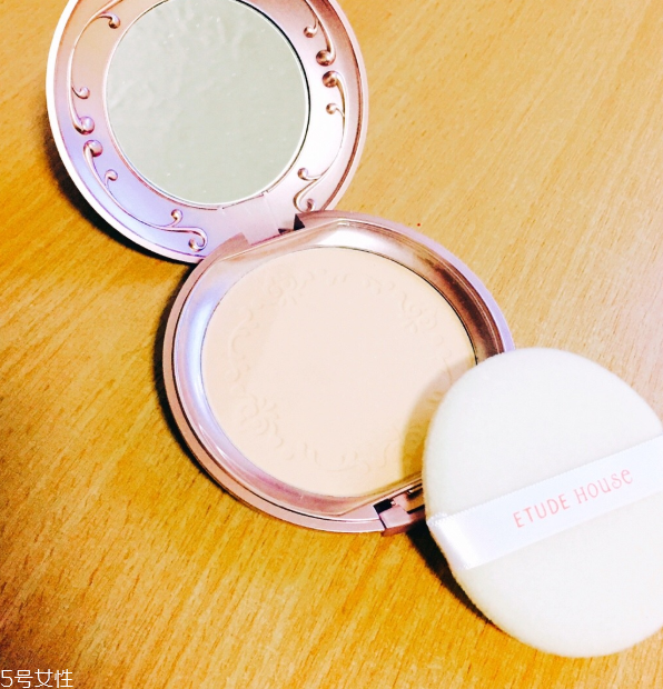 珠光粉餅怎么用法 立體臉獨(dú)家秘笈 珠光粉餅怎么用法 立體臉獨(dú)家秘笈