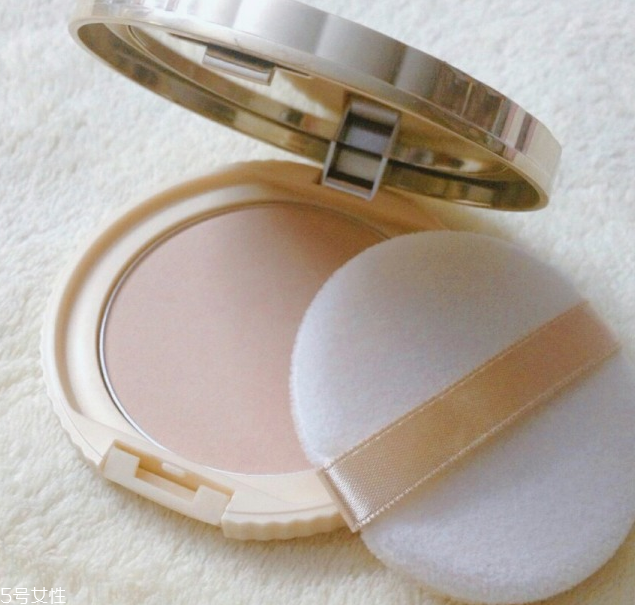 珠光粉餅怎么用法 立體臉獨(dú)家秘笈 珠光粉餅怎么用法 立體臉獨(dú)家秘笈