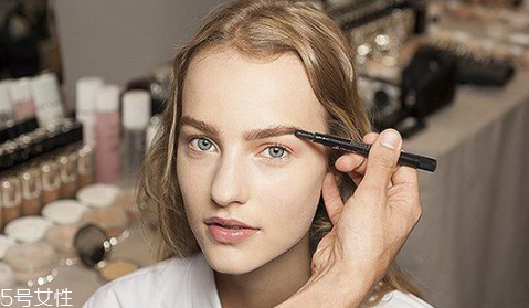 裸妝什么意思 偽素顏妝才夠心機 裸妝什么意思 偽素顏妝才夠心機