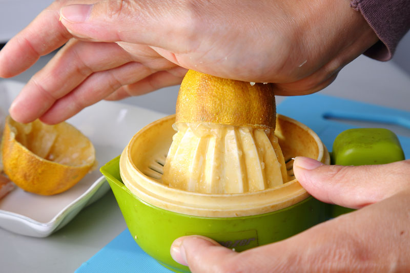 榨檸檬汁的制度方法 3招不用榨汁機 榨檸檬汁的制度方法 3招不用榨汁機