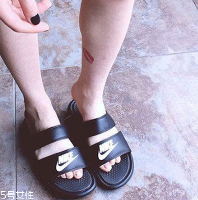 耐克拖鞋可以沾水嗎 不要長(zhǎng)期泡水 耐克拖鞋可以沾水嗎 不要長(zhǎng)期泡水