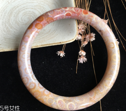 珊瑚玉手鐲什么顏色好 這些都是稀有顏色 珊瑚玉手鐲什么顏色好 這些都是稀有顏色