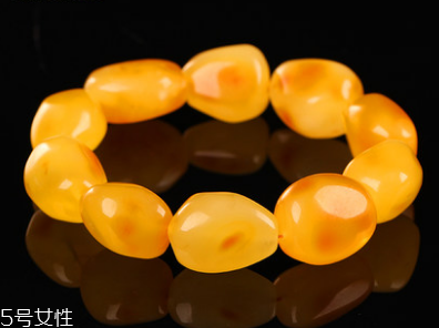 琥珀手串怎么盤(pán)玩 這樣才會(huì)包漿漂亮 琥珀手串怎么盤(pán)玩 這樣才會(huì)包漿漂亮