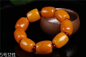 琥珀手串怎么盤(pán)玩 這樣才會(huì)包漿漂亮