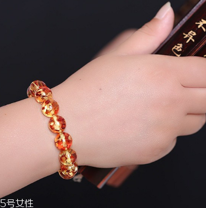 琥珀手鏈戴在哪個(gè)手上 別戴錯(cuò)了 琥珀手鏈戴在哪個(gè)手上 別戴錯(cuò)了
