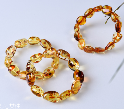 琥珀手鏈的功效與作用 原來有這么多好處 琥珀手鏈的功效與作用 原來有這么多好處