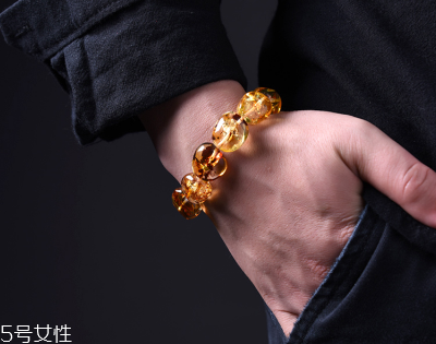 琥珀手鏈的功效與作用 原來有這么多好處 琥珀手鏈的功效與作用 原來有這么多好處
