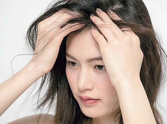 頭發(fā)塌下來(lái)怎么蓬松 5招讓發(fā)型空氣感 頭發(fā)塌下來(lái)怎么蓬松 5招讓發(fā)型空氣感