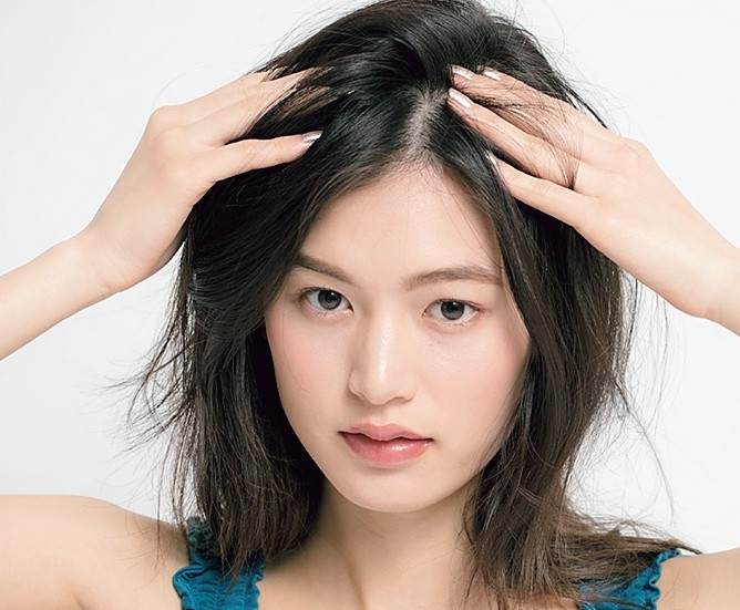 頭發(fā)塌下來(lái)怎么蓬松 5招讓發(fā)型空氣感 頭發(fā)塌下來(lái)怎么蓬松 5招讓發(fā)型空氣感