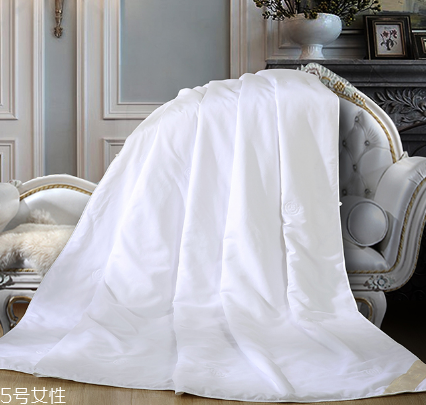 蠶絲被能放樟腦丸嗎 會(huì)有不良影響 蠶絲被能放樟腦丸嗎 會(huì)有不良影響