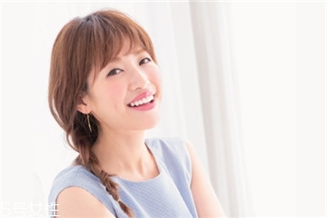 韓國女生發(fā)型綁扎方法 韓國最紅的隨興盤發(fā) 韓國女生發(fā)型綁扎方法 韓國最紅的隨興盤發(fā)