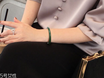 碧玉手鐲適合多大年齡 你的年紀(jì)適合嗎 碧玉手鐲適合多大年齡 你的年紀(jì)適合嗎