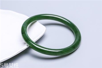 碧玉手鐲適合多大年齡 你的年紀(jì)適合嗎 碧玉手鐲適合多大年齡 你的年紀(jì)適合嗎