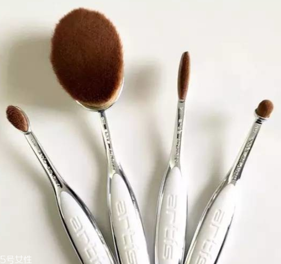 牙刷粉底刷和碗狀粉底刷哪個(gè)好 熱門粉底刷哪家強(qiáng) 牙刷粉底刷和碗狀粉底刷哪個(gè)好 熱門粉底刷哪家強(qiáng)