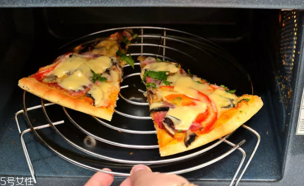 披薩冷了還能吃嗎 披薩冷了這樣加熱最好 披薩冷了還能吃嗎 披薩冷了這樣加熱最好