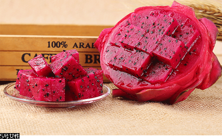 為什么吃紅心火龍果會(huì)拉肚子 紅心火龍果的皮能吃嗎 為什么吃紅心火龍果會(huì)拉肚子 紅心火龍果的皮能吃嗎