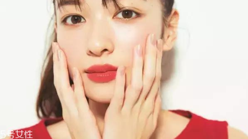 粉色腮紅適合什么膚色 膚色較深要少用 粉色腮紅適合什么膚色 膚色較深要少用
