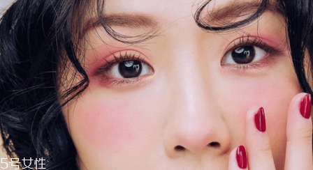 粉色腮紅適合什么膚色 膚色較深要少用 粉色腮紅適合什么膚色 膚色較深要少用