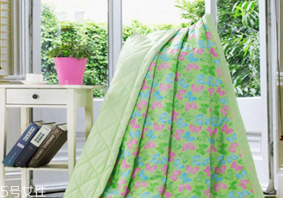 夏涼被可以用洗衣機洗嗎 根據(jù)材質(zhì)決定 夏涼被可以用洗衣機洗嗎 根據(jù)材質(zhì)決定