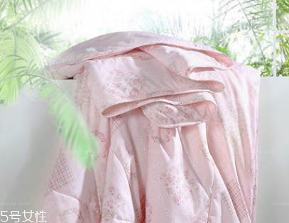 夏涼被可以用洗衣機洗嗎 根據(jù)材質(zhì)決定 夏涼被可以用洗衣機洗嗎 根據(jù)材質(zhì)決定