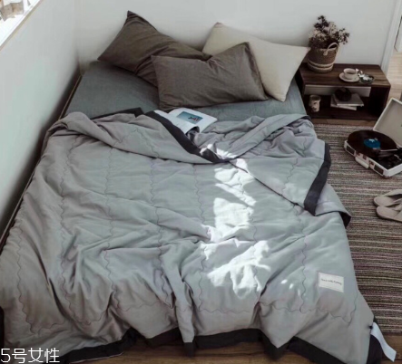 夏涼被上有血跡怎么辦 這樣清洗就對了 夏涼被上有血跡怎么辦 這樣清洗就對了