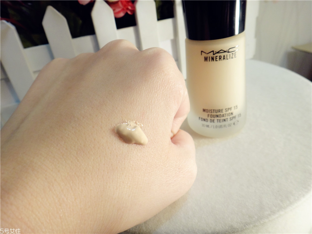 粉底液脫妝怎么補妝 夏季底妝持久才是王道 粉底液脫妝怎么補妝 夏季底妝持久才是王道