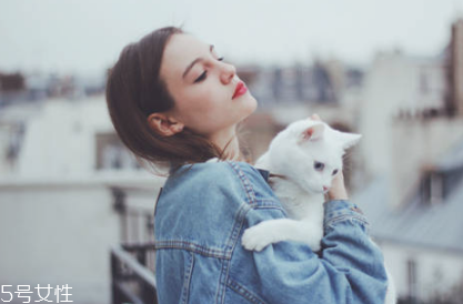 夏天怎么化妝不油膩 讓你清爽整個(gè)夏季 夏天怎么化妝不油膩 讓你清爽整個(gè)夏季