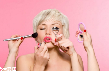 夏天怎么化妝不油膩 讓你清爽整個(gè)夏季 夏天怎么化妝不油膩 讓你清爽整個(gè)夏季