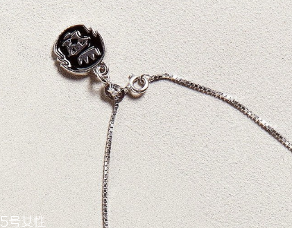 champion冠軍logo項鏈多少錢 嘻哈感十足 champion冠軍logo項鏈多少錢 嘻哈感十足