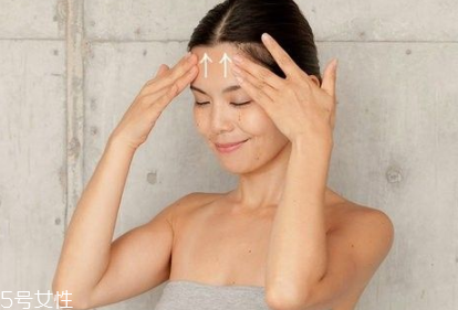 兩眉中間要涂眼霜嗎 有效預(yù)防川字紋 兩眉中間要涂眼霜嗎 有效預(yù)防川字紋