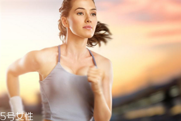 晚上跑步減肥可以喝水嗎 避免晚上跑步減肥的誤區(qū) 晚上跑步減肥可以喝水嗎 避免晚上跑步減肥的誤區(qū)