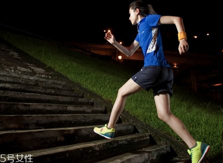 晚上跑步減肥可以喝水嗎 避免晚上跑步減肥的誤區(qū) 晚上跑步減肥可以喝水嗎 避免晚上跑步減肥的誤區(qū)